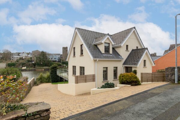 Paradise Row, Pembroke, SA71 4NX